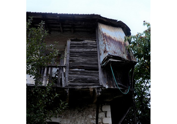 εξώστης με ξύλινη αντηρίδα μόνο στο ακριανό δοκάρι
