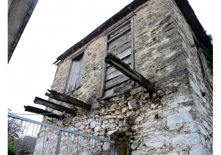 προεξέχοντα δοκάρια που φανερώνουν την κάποτε ύπαρξη εξώστη