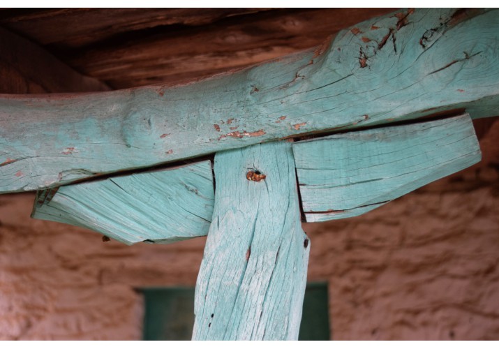 Εξωτερικό ξύλινο υποστύλωμα χαγιατιού με ξύλινα στοιχεία εκατέρωθεν της σύνδεσης