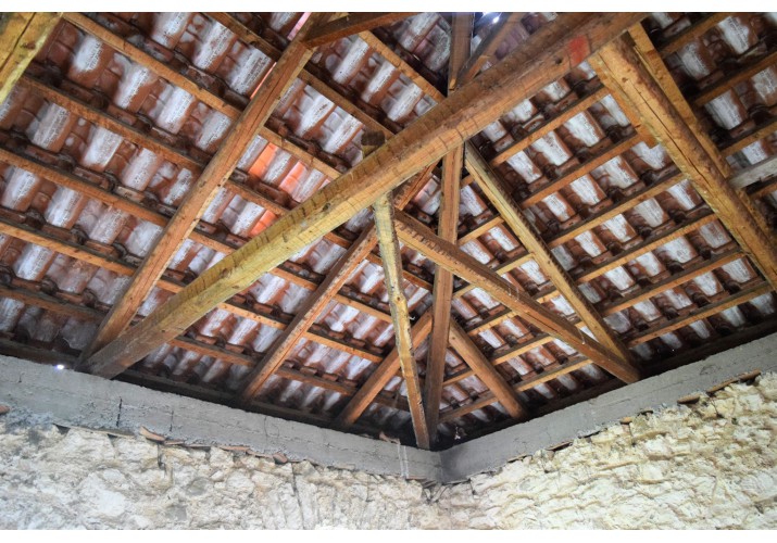 Αντικατάσταση ξύλινου φορέα στέγης και κεραμιδιών στο αρχιτεκτονικό πρότυπο του τόπου