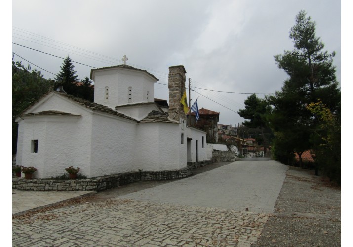 Τοπόσημο 4 : Η εκκλησία του Αγίου Γεωργίου στην πλατεία του χωριού