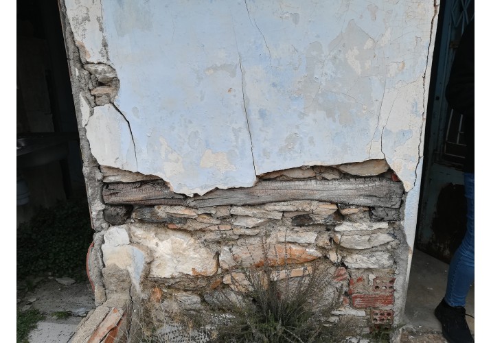 Λιθοδομή με ενίσχυση από ξύλινο στοιχείο