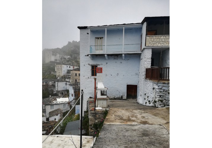 Κατωφέρεια εδάφους στη δυτική πλευρά του κτίσματος