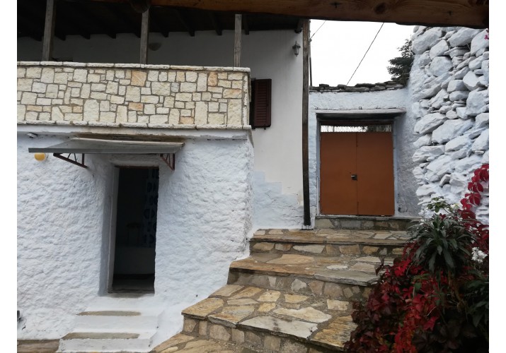 Σκάλα στην ανατολική πλευρά του κτίσματος