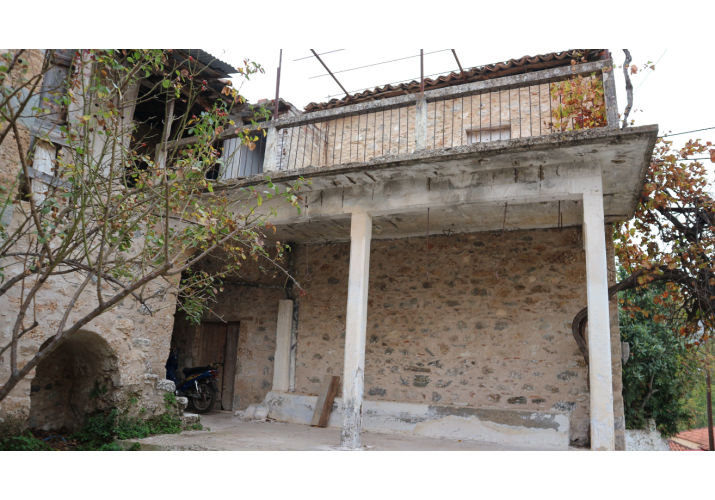 Προσθήκη μπετονένιας πλάκας για την δημιουργία υπαίθριων χώρων στον όροφο .