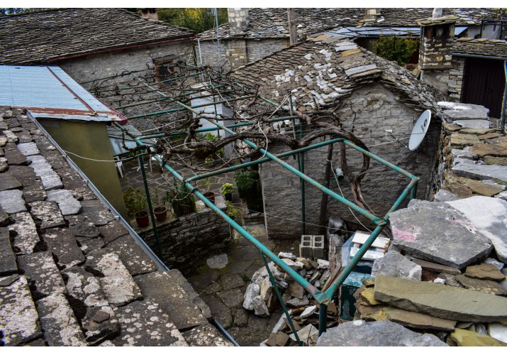 Πλακόστρωτη αυλή