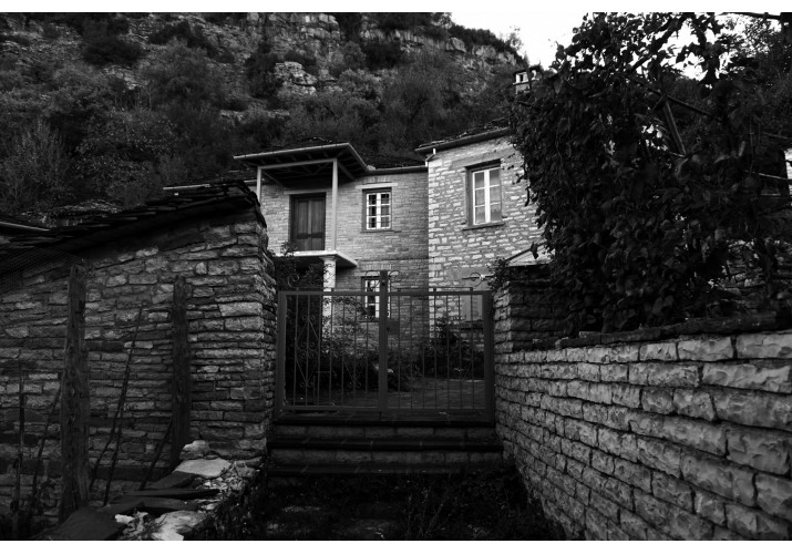 Όψη σπιτιού από τον δρόμο