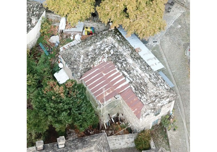 Παράδειγμα επιπρόσθετης κατασκευής ως προσάρτημα της κύριας κατοικίας με χρήση διαφορετικών υλικών
