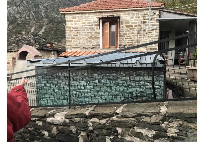 Παράδειγμα αλλοιώσεων: Χρήση πλαστικού με όψη λιθοδομής ως κάλυψη άλλου υλικού (πιθανών τσιμεντόλιθος)