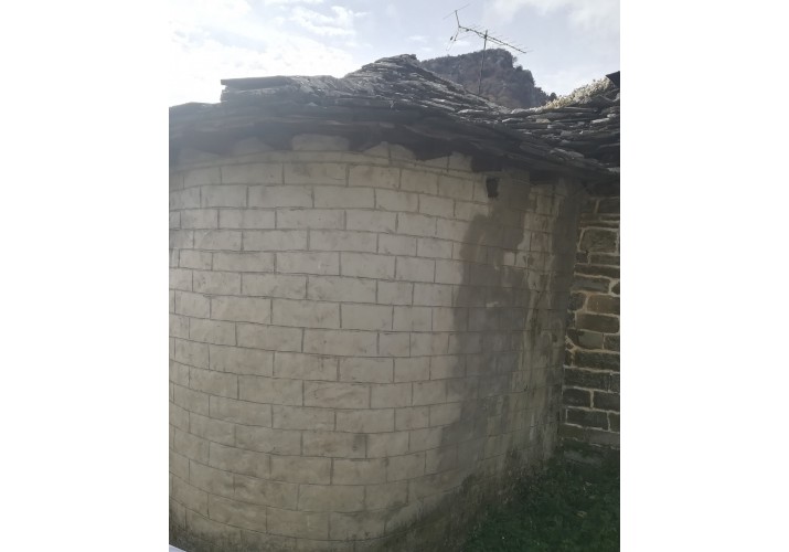 Παράδειγμα επικάλυψης τοιχοποιίας με επίχρισμα και χάραξης σε αυτό με σκόπο τη μίμηση των λίθων