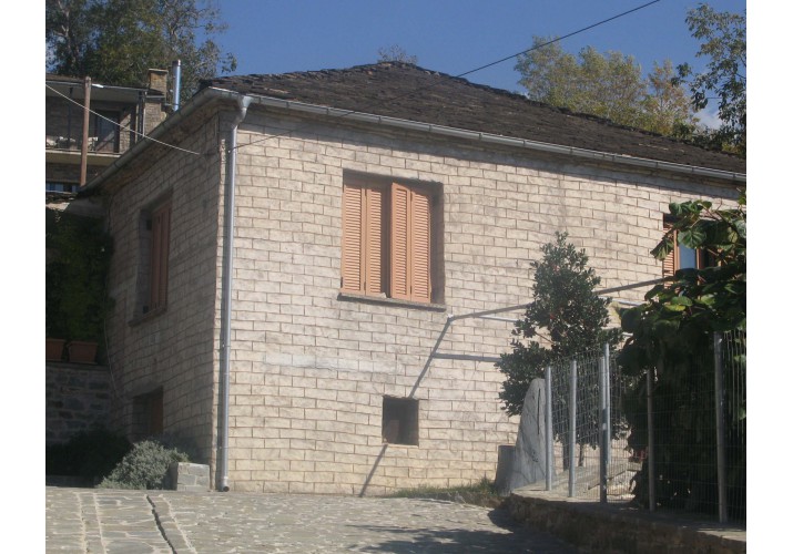 Παράδειγμα επικάλυψης τοιχοποιίας με επίχρισμα και χάραξης σε αυτό με σκόπο τη μίμηση των λίθων