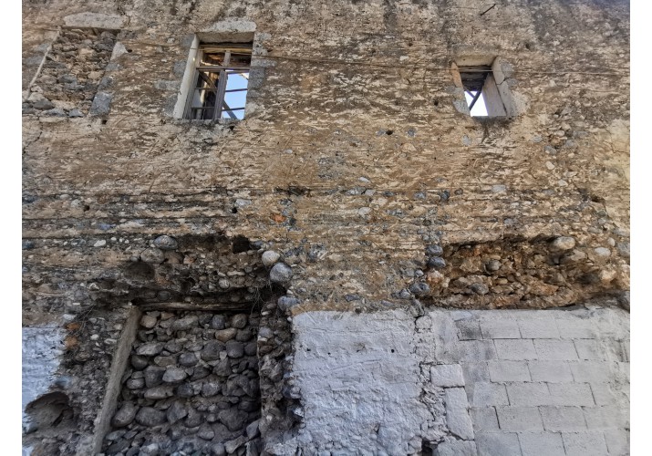 Καταστροφή τοιχοποιίας και κλείσιμο ανοίγματος με τσιμεντόλιθους