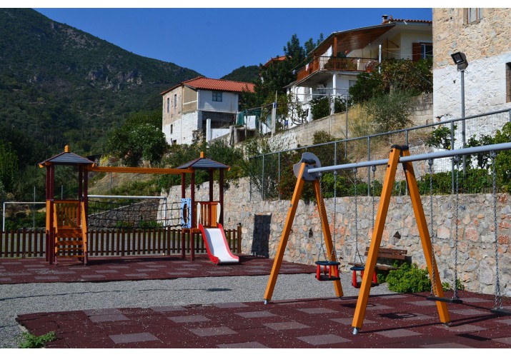 Η παιδική χαρά του οικισμού