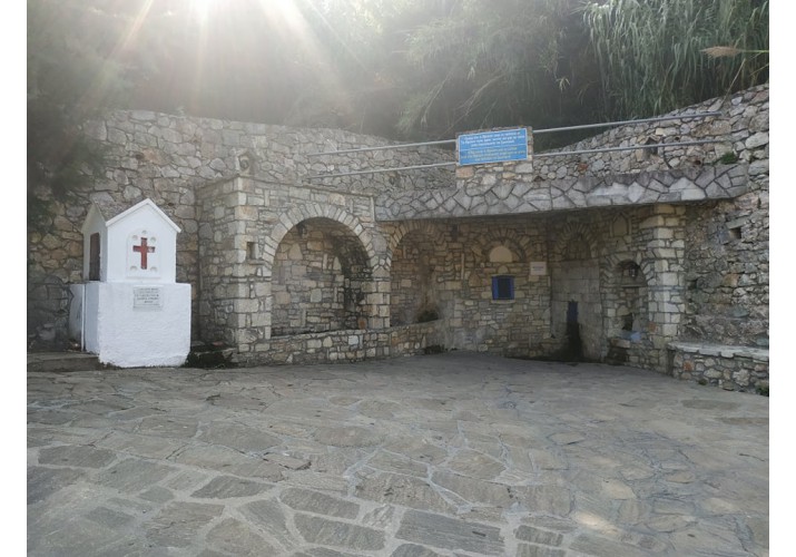 Η πηγή του οικισμού δίπλα στο ρέμα