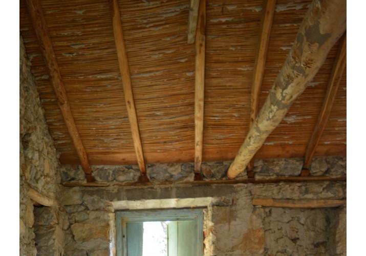 Σύνδεση στέγης με το λίθινο κέλυφος (διακρίνονται ξυλοδεσιά και ορφανά)