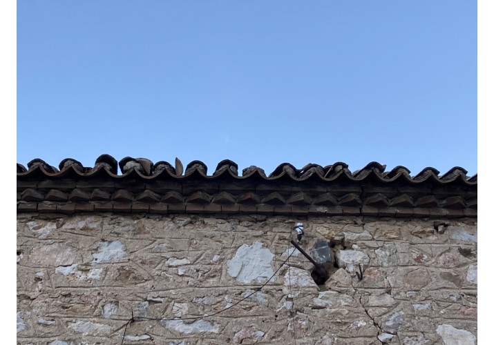 Απόληξη κεραμιδιών με διακοσμητική ταινία 