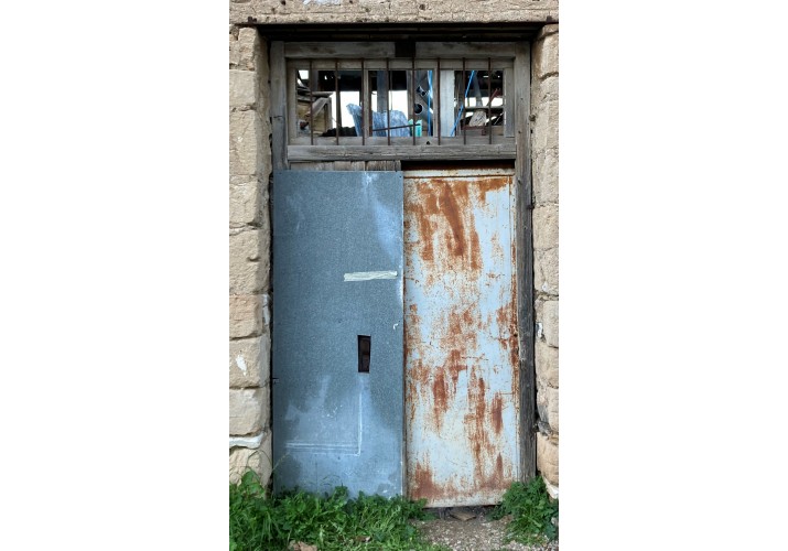 Όψη ξύλινης πόρτας με μεταλλικό πρέκι 