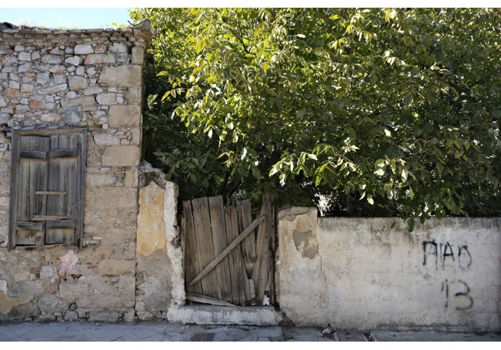 Μαντρότοιχος με αυλόθυρα