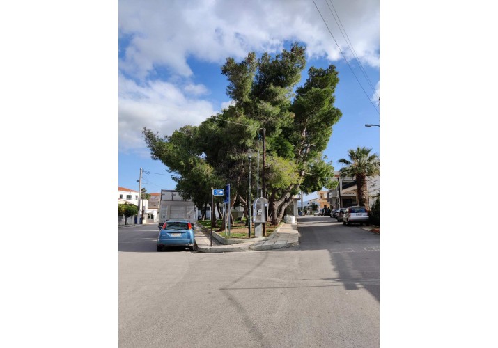 Φωτογραφία τριγωνικής πλατείας λόγω χαράξεων
