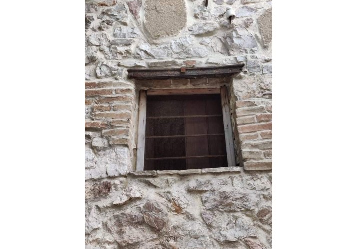 Παράθυρο με μεταλλικό πρέκι