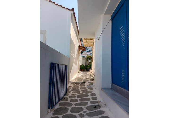 Προσθήκη θυρών σε προαύλιους χώρους, με αποτέλεσμα φράξης προηγουμένως δημόσιων μονοπατιών και ιδιωτικοποίησης του δημόσιου χώρου