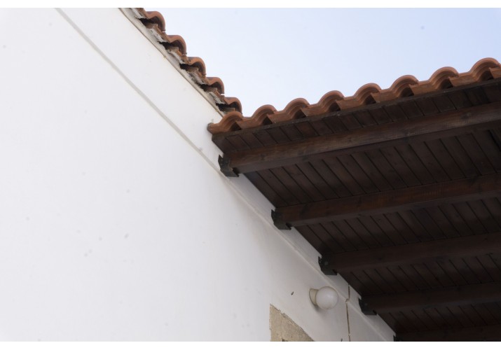 Προσθήκη Δομής Σκίασης από Ξύλο και Κεραμίδια
