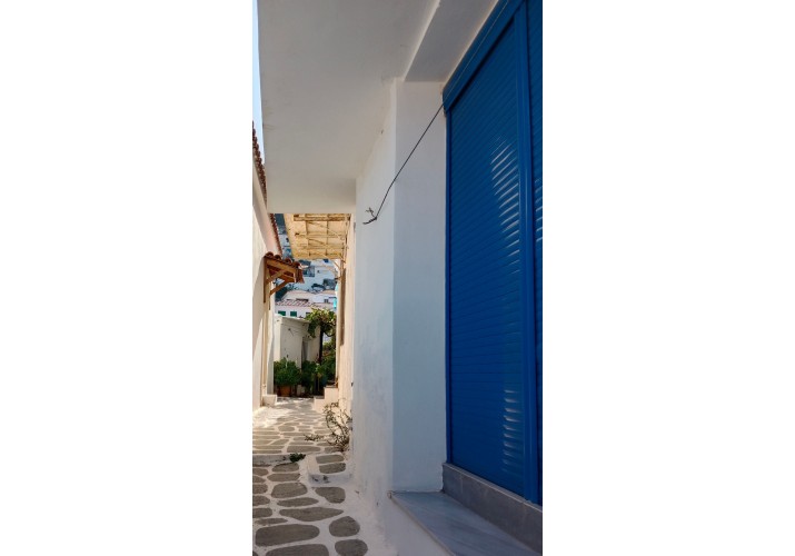 Αντικατάσταση ξύλινων κουφωμάτων με αλουμίνένια (Πρόσφατα επιτράπηκε η αντικατάσταση στον οικισμό, με προϋπόθεση την διατήρηση των παραδοσιακών χρωμάτων)