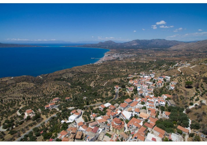 Αεροφωτογραφία με το Λάχι και στο βάθος την Νεάπολη[1]