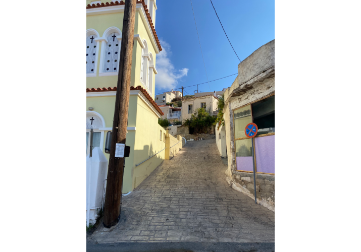 Η πεζοδρομημένη αρτηρία δεξιά του Ναού του Αγίου Χαράλαμπου που οδηγεί στην Άνω Ρούγα