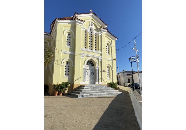 Ο Άγιος Χαράλαμπος και μέρος της πλατείας