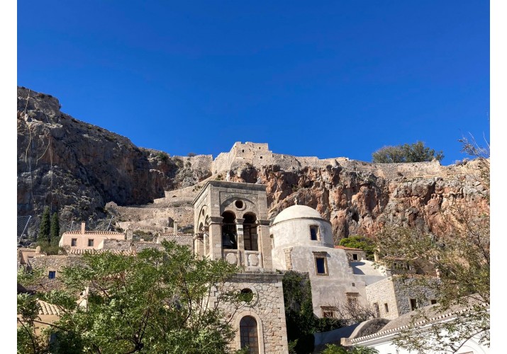 Θέα προς τον βράχο από κεντρική πλατεία