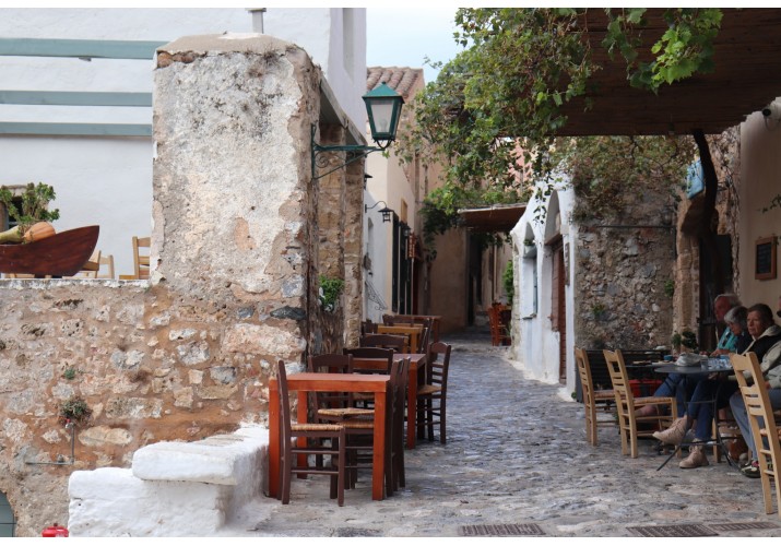 Κεντρικός δρόμος που εκβάλλει στην κεντρική πλατεία