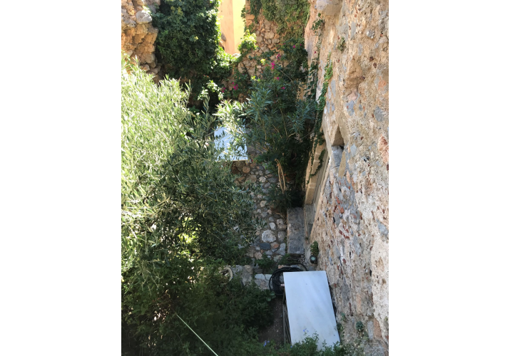 Άποψη της αυλής από τον πάνω δρόμο
