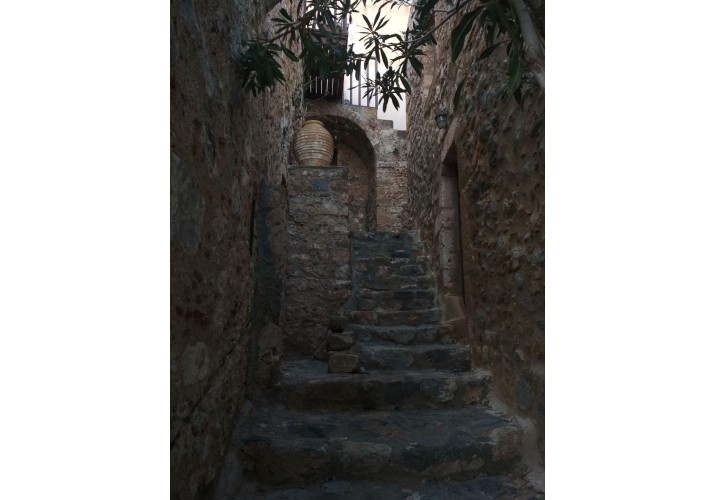 Η εγγύτητα στο διπλανό κτίσμα