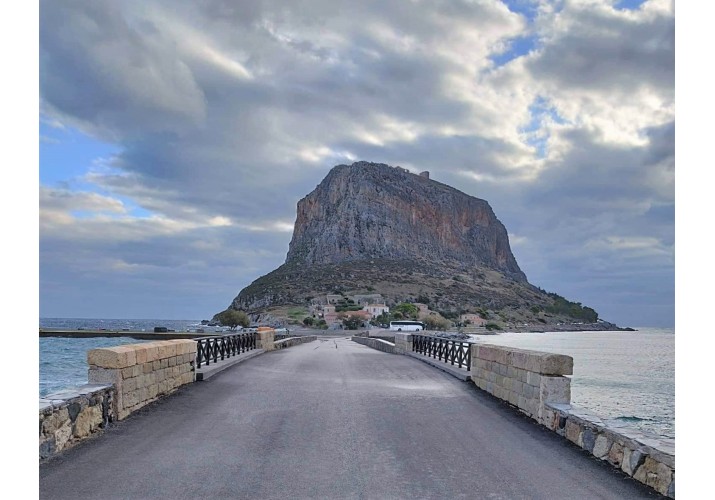 Όψη βράχου από γέφυρα