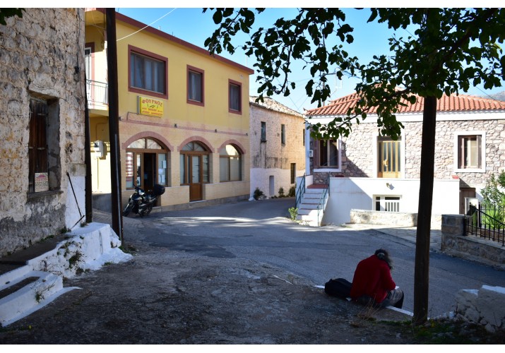 2. Πλάτωμα στην εκκλησία του χωριού