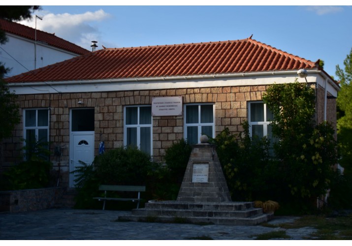 Πολιτιστικός Σύλλογος, Παλιό Σχολείο (Δεξιά)
