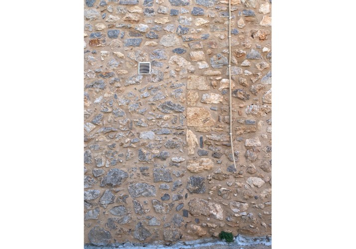 Τοιχοποιία σε διαφορετικές φάσεις (αριστερά προγενέστερη(, ορατή από την διαφορά χρώματος κονιάματος και της μεγαλύτερης φθοράς της πέτρας