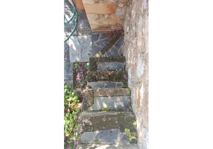 Εξωτερική Σκάλα, Οικία με αλλαγές στην Τοιχοποιία