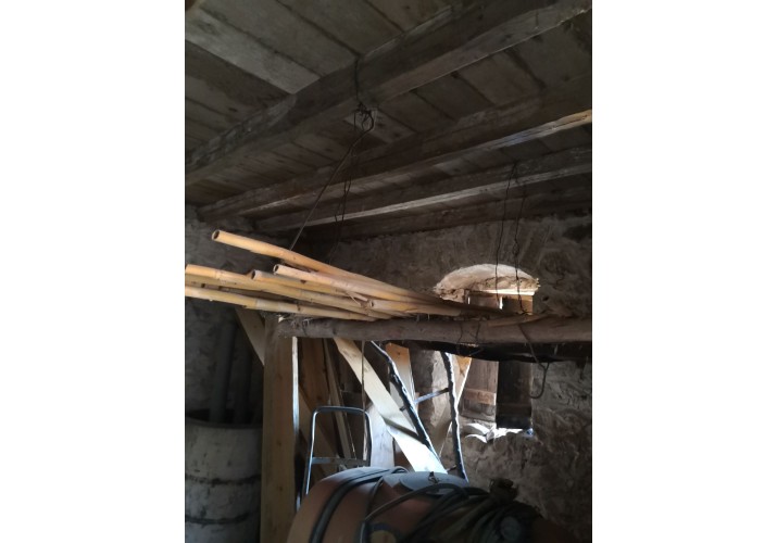 Αυτοσχέδιο Ράφι με ξύλα και καλάμια, σε υπόγειο κενού σπιτιού