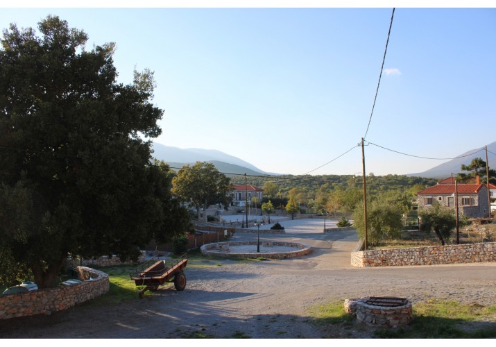 Η νέα πλατεία (κάτω δεξιά παρατηρείται κοινή στέρνα)