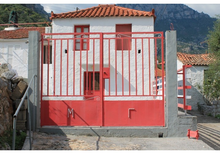 Καγκελόπορτα με αρχικά ονόματος κατοίκου (1)