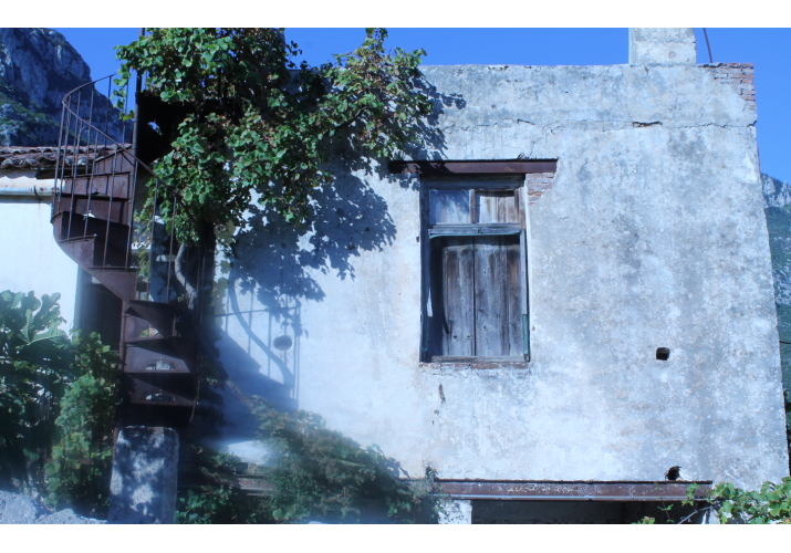 Ξύλινα κουφώματα με συμπαγείς, καρφωτά παντζούρια