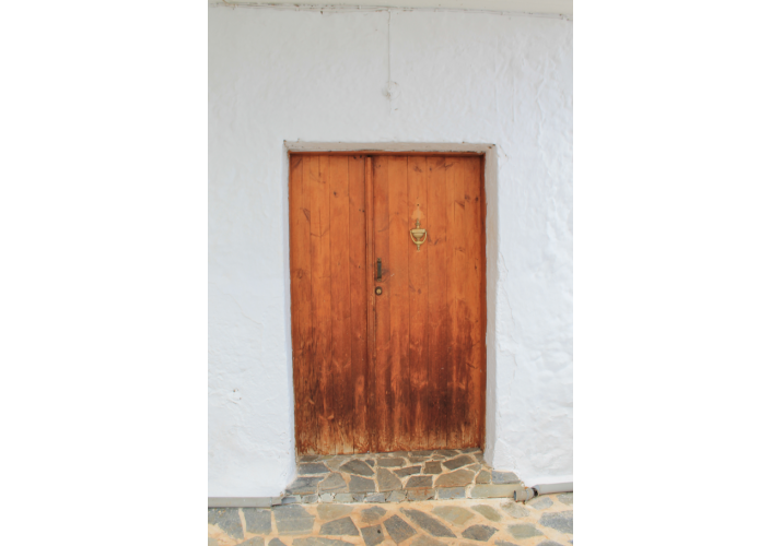 Ξύλινη συμπαγής πόρτα με σανίδες