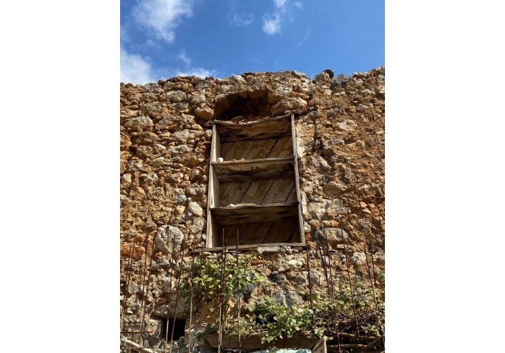 Ερμάρια σε ερειπωμένη κατοικία 