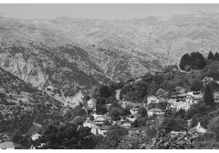 Γενική άποψη του οικισμού μέσα στο φυσικό τοπίο