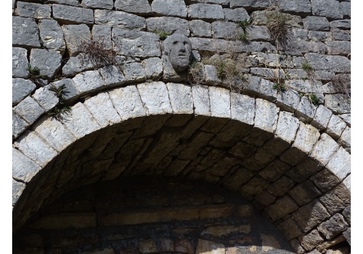 Διαμόρφωση κλειδιού καμάρας με γλυπτή λίθο