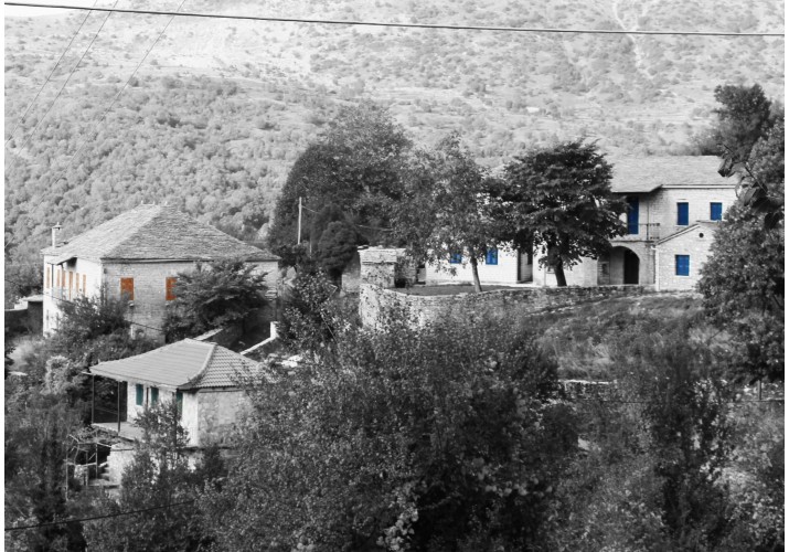 Άποψη του οικισμού. Tο χρώμα στα παράθυρα