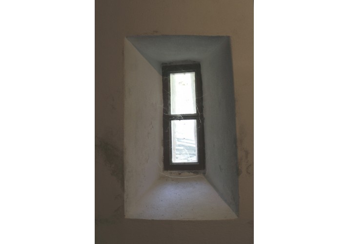 Παράθυρο από το παρεκκλήσι του Αγίου Νικολάου. Εμφανής η διεύρυνση του ανοίγματος εσωτερικά