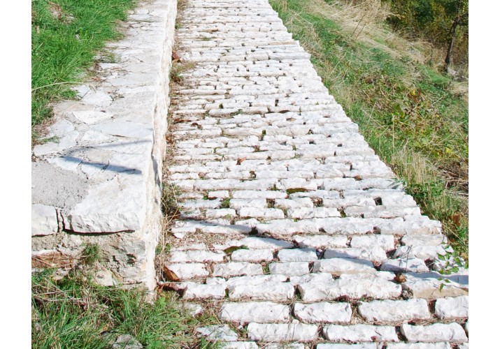 Μικρό μονοπάτι πάνω στην πλαγία με πλακόστρωση